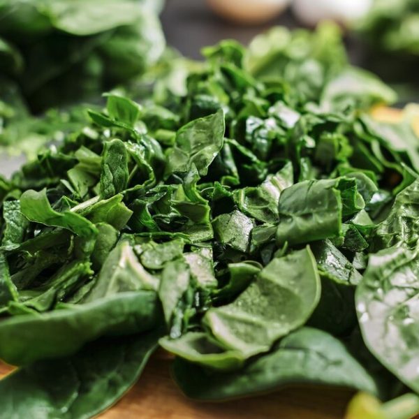 juicy-green-sliced-spinach-leaves-lie-wooden-cutting-board-selective-focus-close-up-spinach-idea-making-breakfast-from-organic-healthy-food_166373-1823